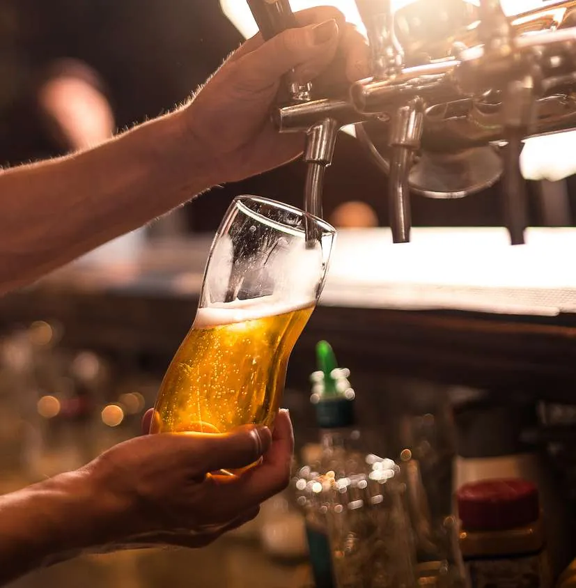 Birra spillata alla spina in un bicchiere
